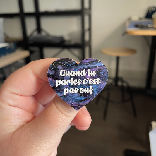 [CONTRÔLE TECHNIQUE] Broche "Quand tu parles c'est pas ouf" en acrylique marbrée bleue, noire et violette à paillettes