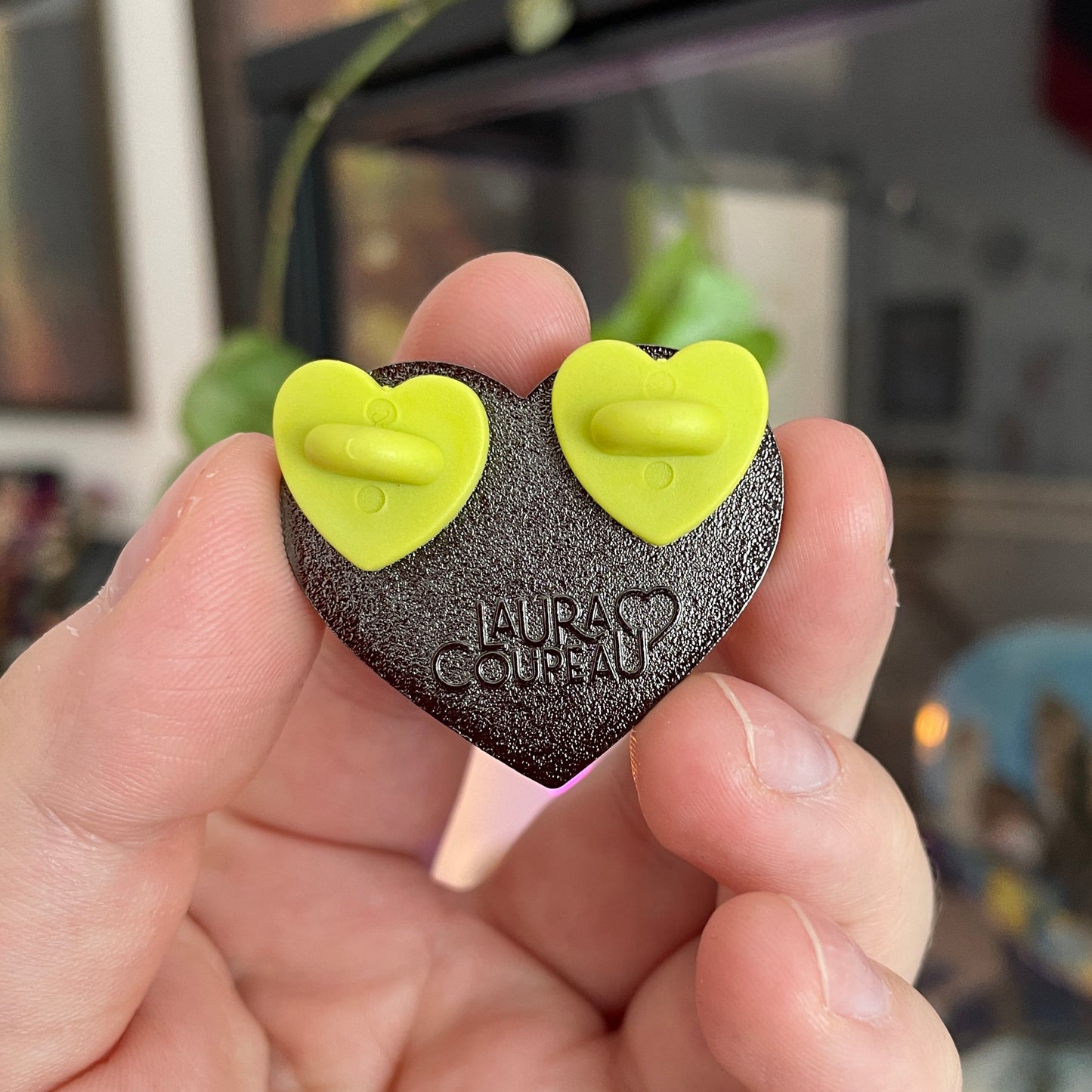 [CONTRÔLE TECHNIQUE] Pin en émail "Folle à chats" vert à paillettes