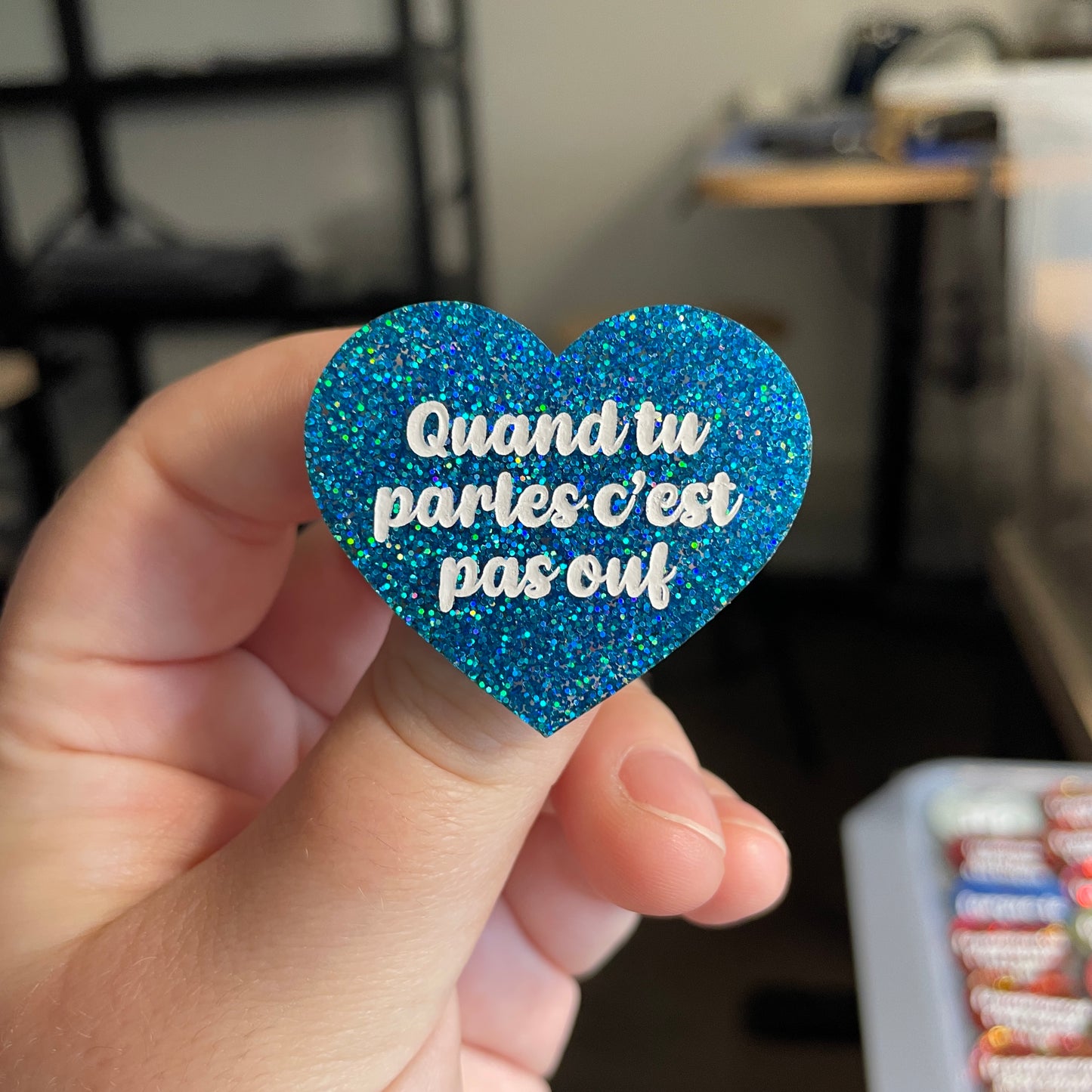 [CONTRÔLE TECHNIQUE] Broche "Quand tu parles c'est pas ouf" en acrylique à paillettes bleues