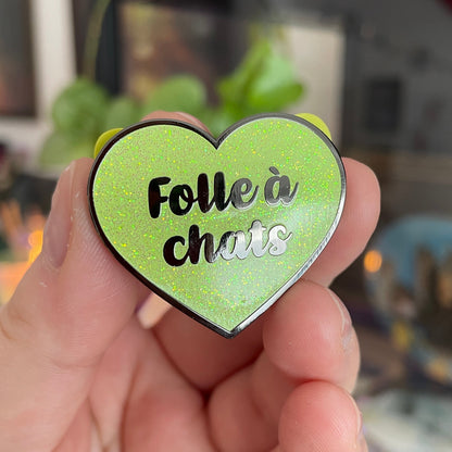 [CONTRÔLE TECHNIQUE] Pin en émail "Folle à chats" vert à paillettes