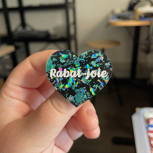 [CONTRÔLE TECHNIQUE] Broche "Rabat-joie" en acrylique noire avec des éclats de confettis turquoise