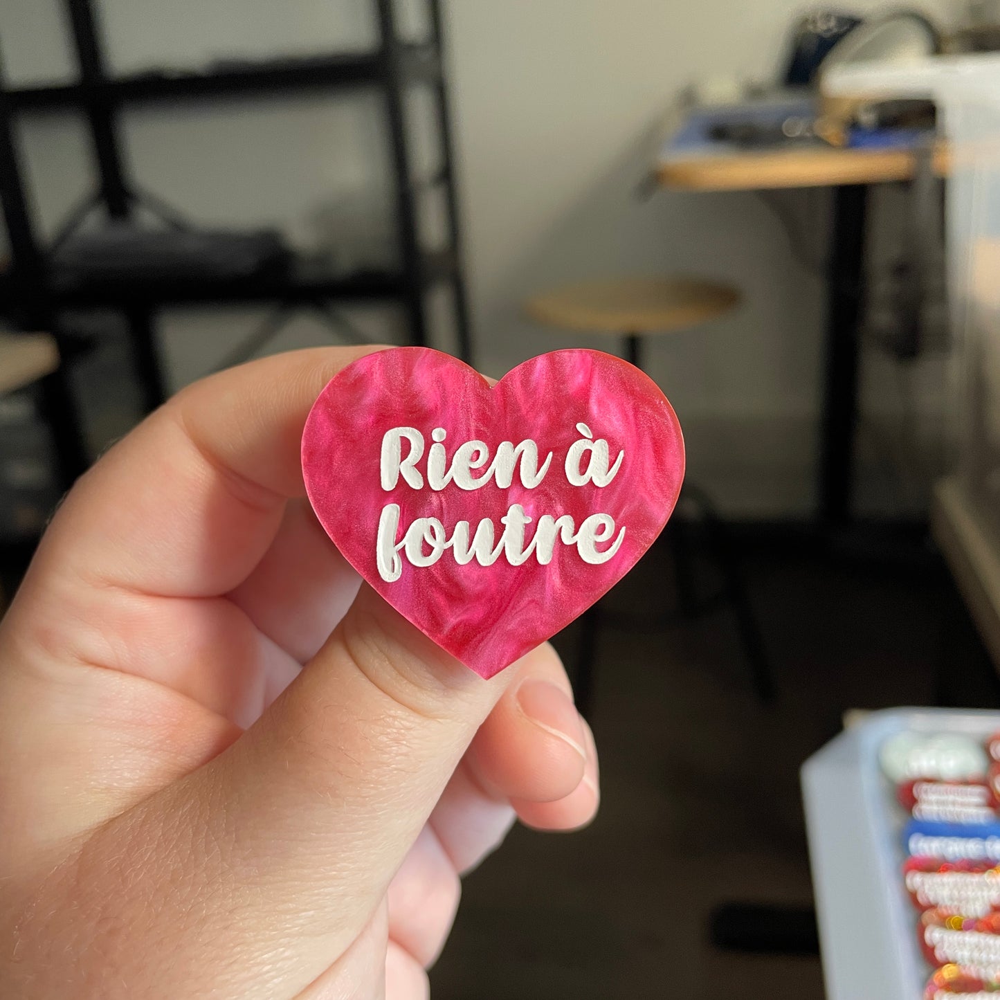 [CONTRÔLE TECHNIQUE] Broche "Rien à foutre" en acrylique marbrée rose à paillettes