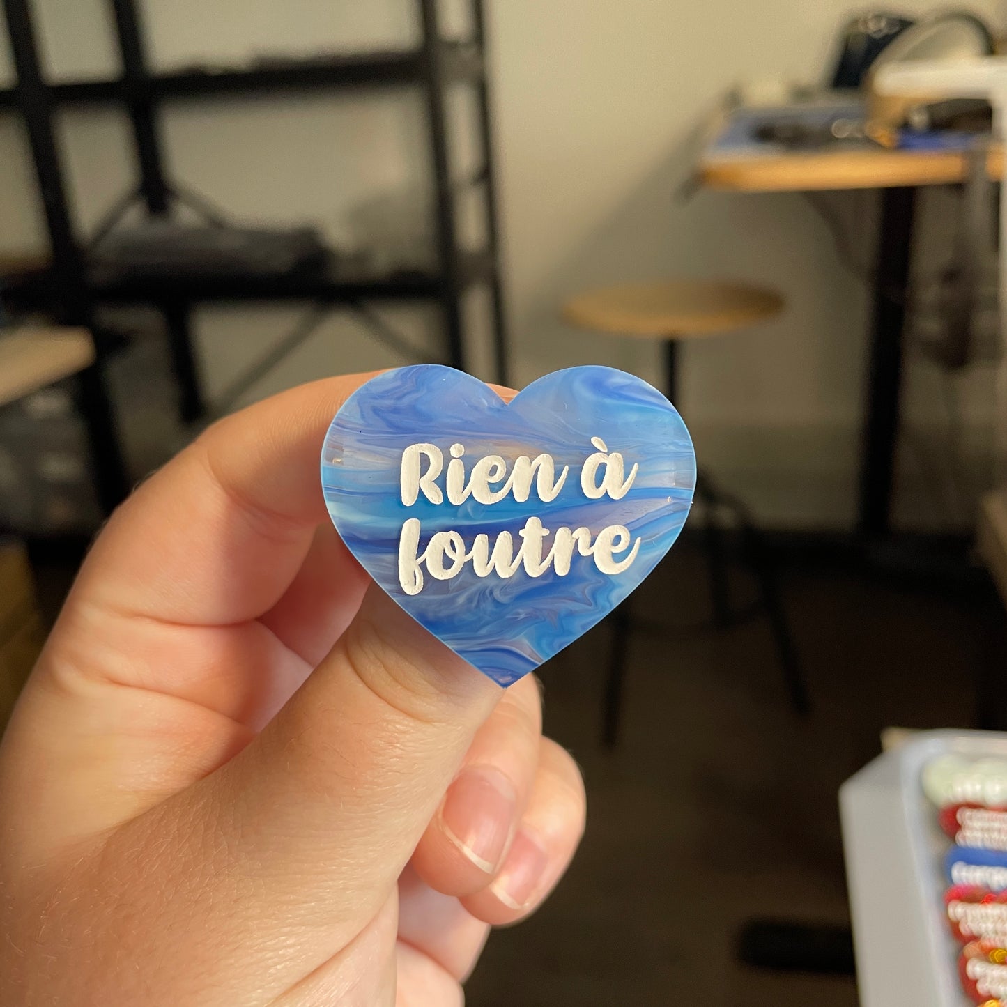 [CONTRÔLE TECHNIQUE] Broche "Rien à foutre" en acrylique japonaise semi transparente marbrée bleue et blanche