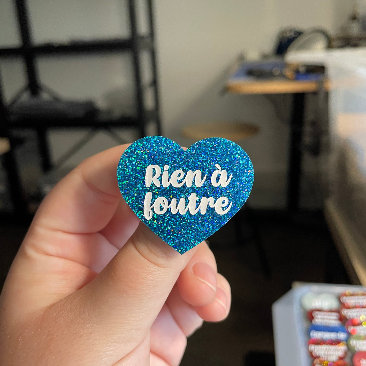 [CONTRÔLE TECHNIQUE] Broche "Rien à foutre" en acrylique à paillettes bleues