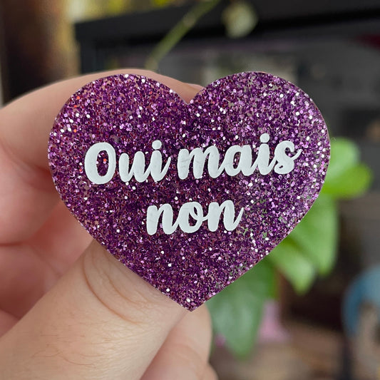 [CONTRÔLE TECHNIQUE] Broche "Oui mais non" en acrylique à paillettes violettes
