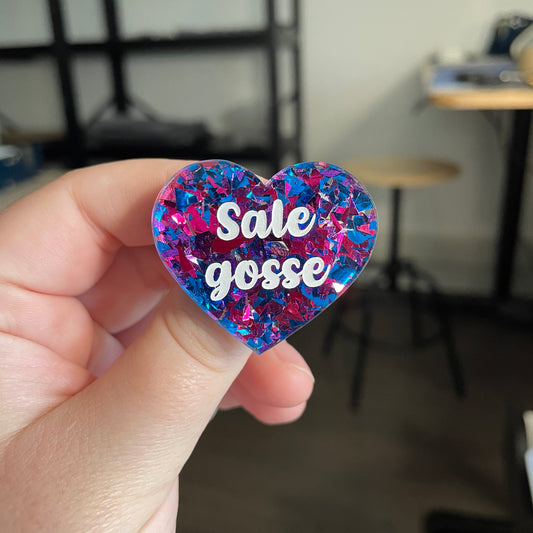 [CONTRÔLE TECHNIQUE] Broche "Sale gosse" en acrylique transparente avec des confettis bleus et roses