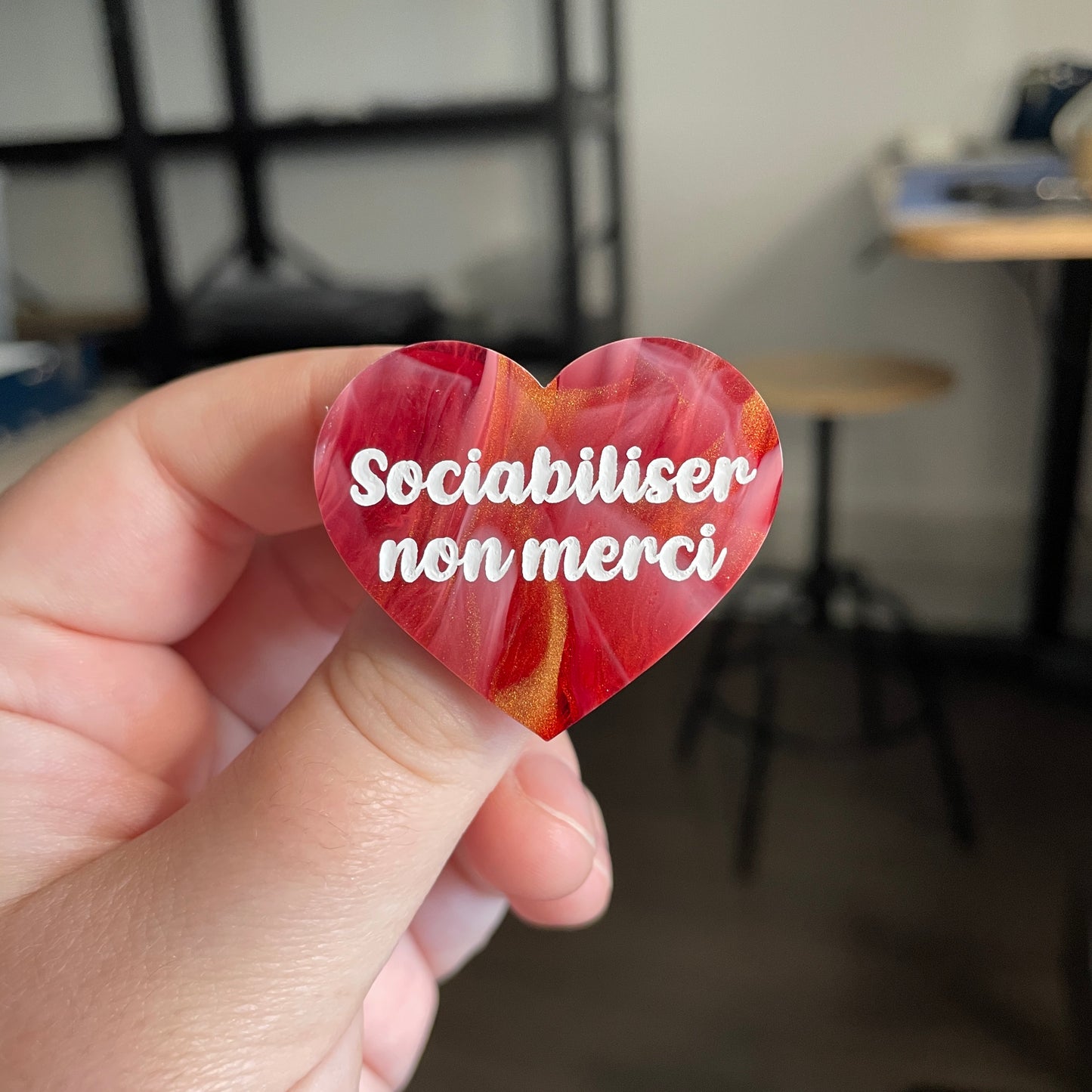 [CONTRÔLE TECHNIQUE] Broche "Sociabliser non merci" en acrylique marbrée rouge, blanche et dorée