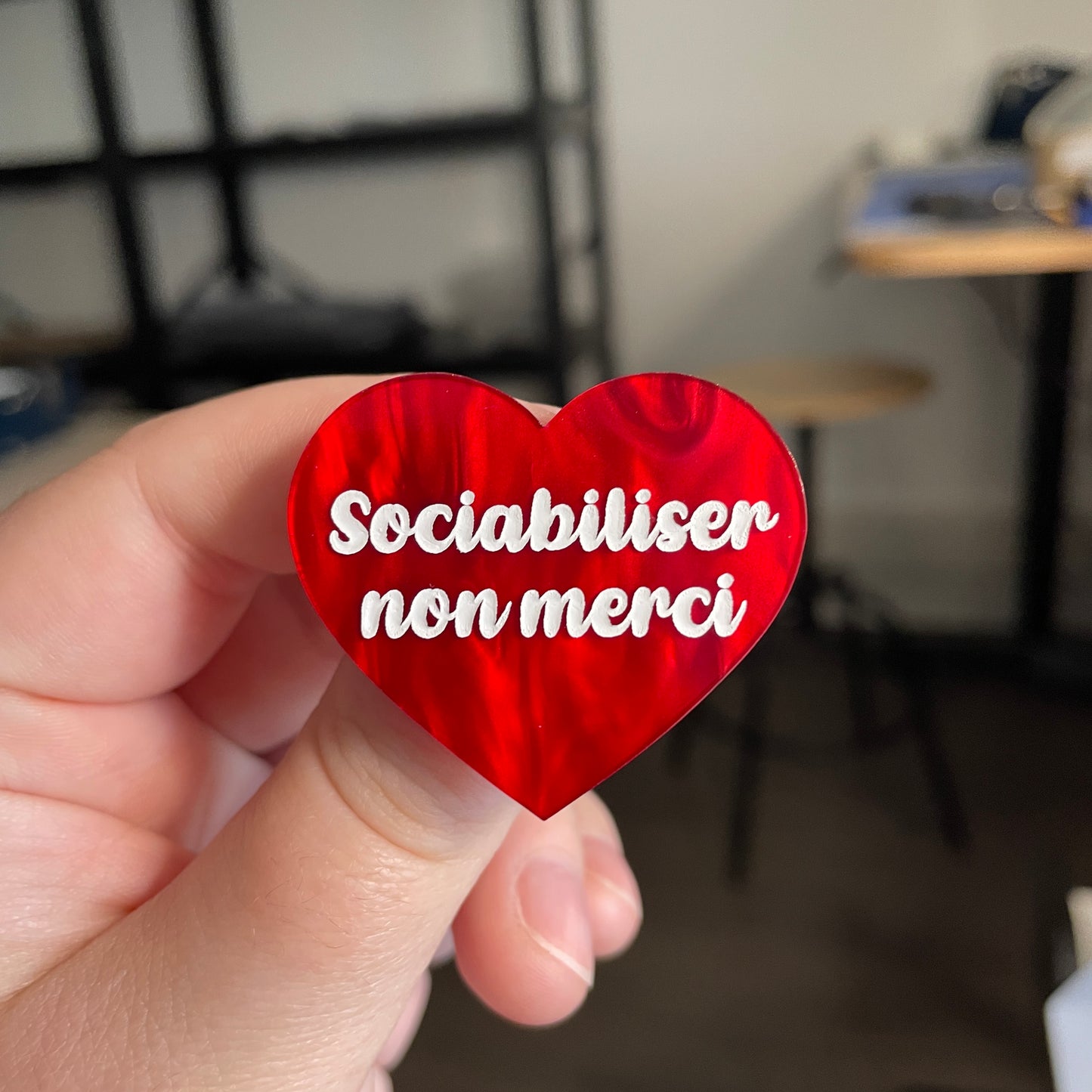 [CONTRÔLE TECHNIQUE] Broche "Sociabliser non merci" en acrylique marbrée rouge