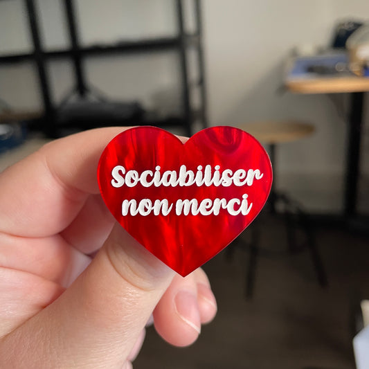 [CONTRÔLE TECHNIQUE] Broche "Sociabliser non merci" en acrylique marbrée rouge