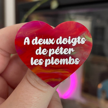 Broche "A deux doigts de péter les plombs" en acrylique marbrée rouge multicolore