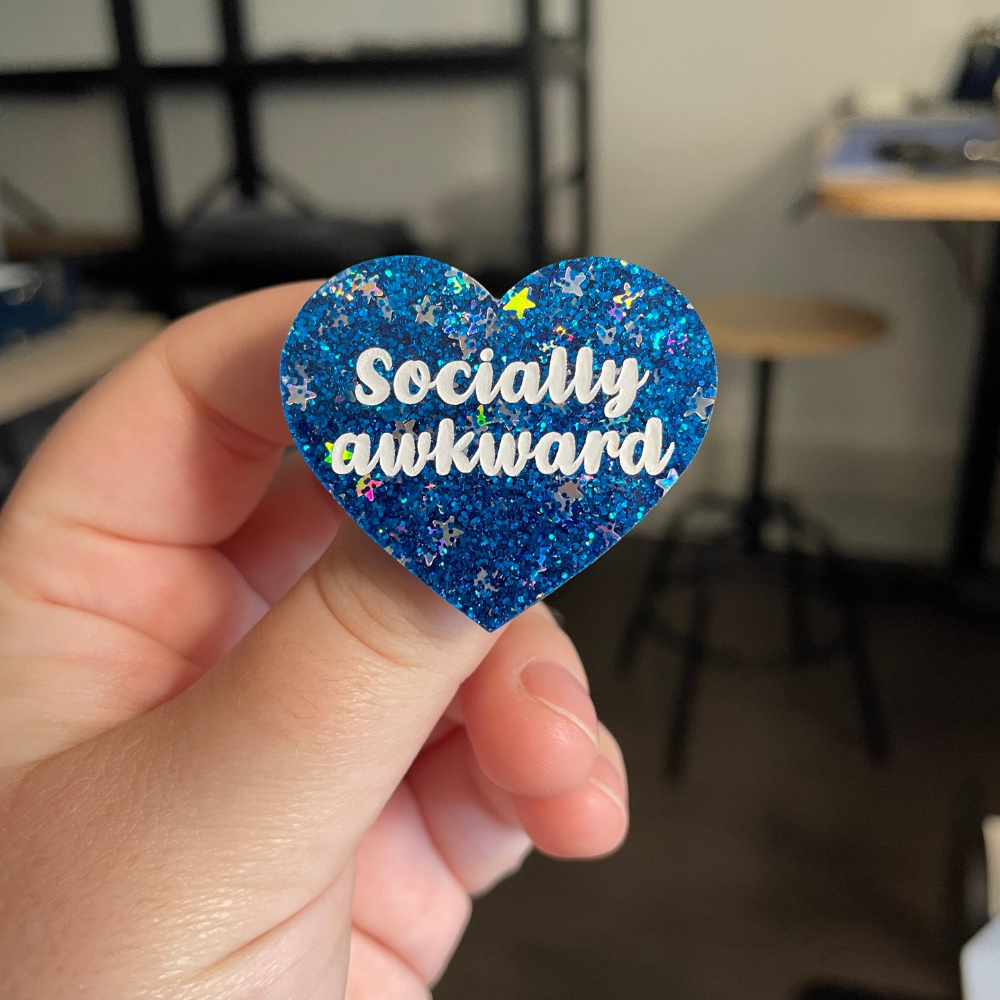 [CONTRÔLE TECHNIQUE] Broche "Socially awkward" en acrylique à paillettes bleues avec des confettis étoiles