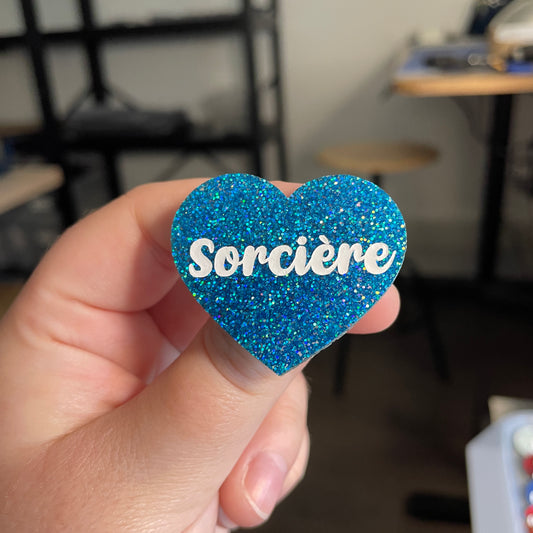 [CONTRÔLE TECHNIQUE] Broche "Sorcière" en acrylique à paillettes bleues