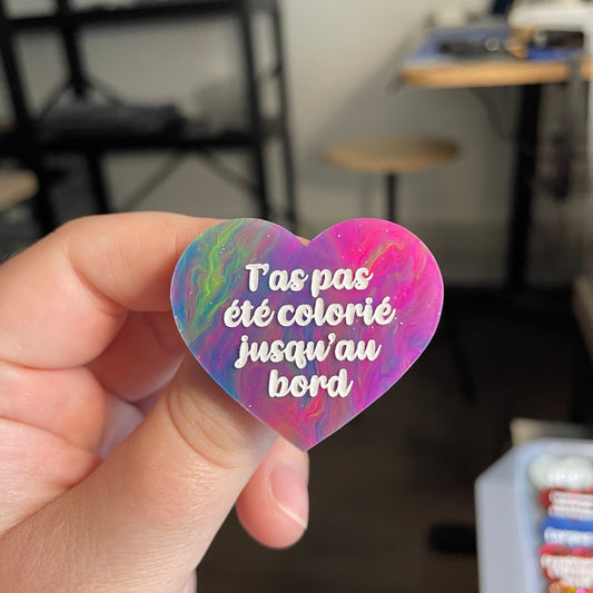 [CONTRÔLE TECHNIQUE] Broche "T'as pas été colorié jusqu'au bord" en acrylique semi-transparente marbrée multicolore