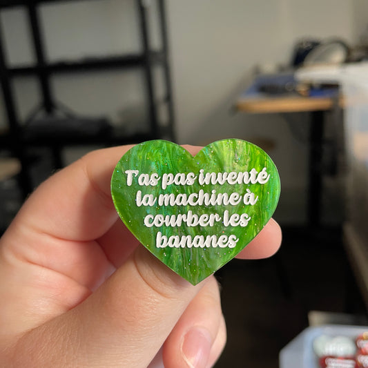 [CONTRÔLE TECHNIQUE] Broche "T'as pas inventé la machine à courber les bananes" en acrylique marbrée verte à paillettes