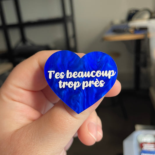 [CONTRÔLE TECHNIQUE] Broche "T'es beaucoup trop près" en acrylique marbrée bleue