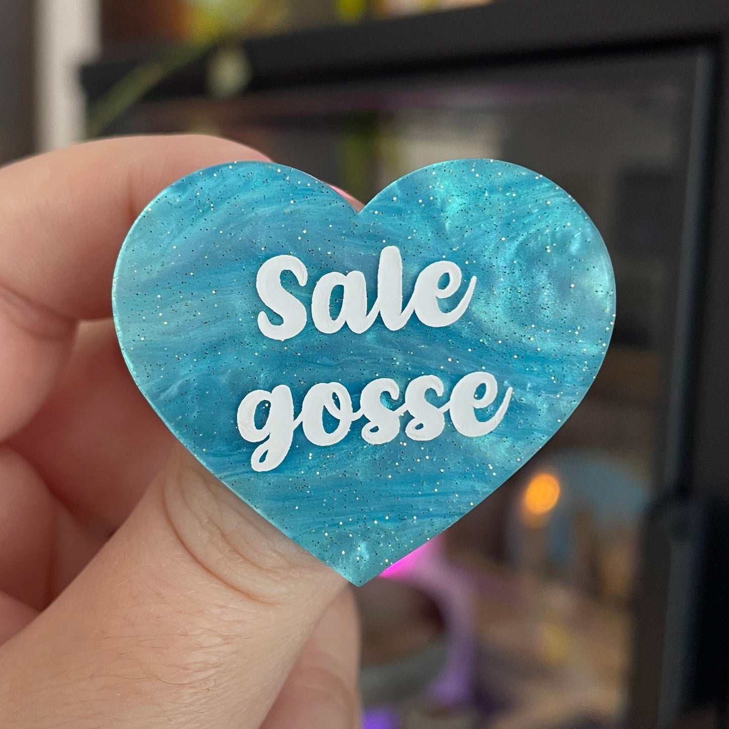 Broche "Sale gosse" en acrylique marbrée bleue à paillettes