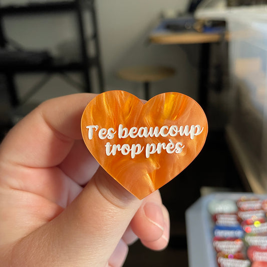 [CONTRÔLE TECHNIQUE] Broche "T'es beaucoup trop près" en acrylique marbrée orange