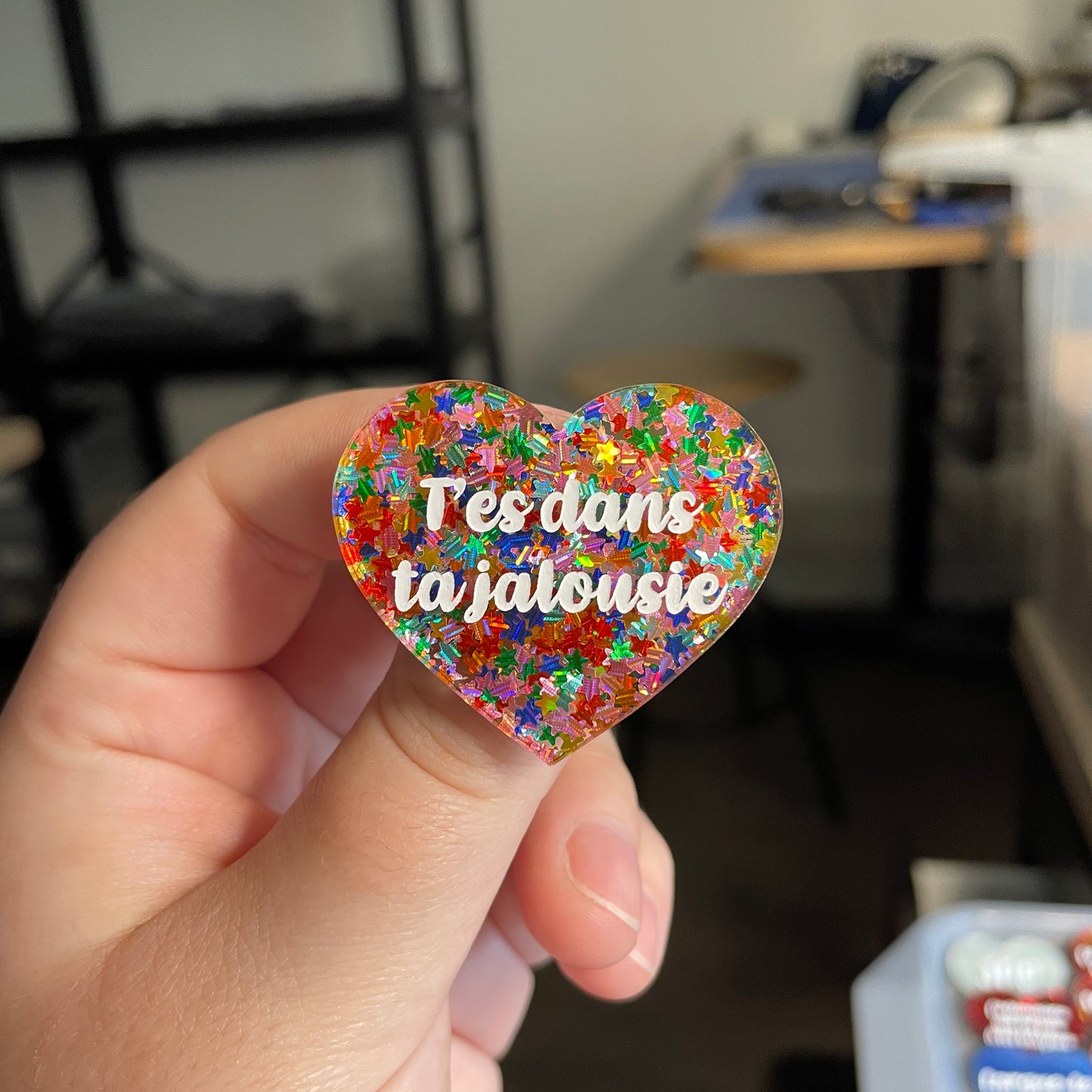 [CONTRÔLE TECHNIQUE] Broche "T'es dans ta jalousie" en acrylique semi transparente avec des confettis étoiles multicolores