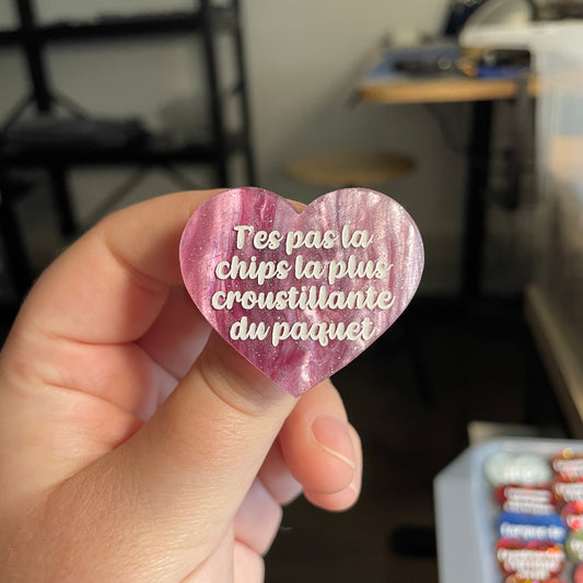 [CONTRÔLE TECHNIQUE] Broche "T'es pas la chips la plus croustillante du paquet" en acrylique marbrée rose et blanche à paillettes