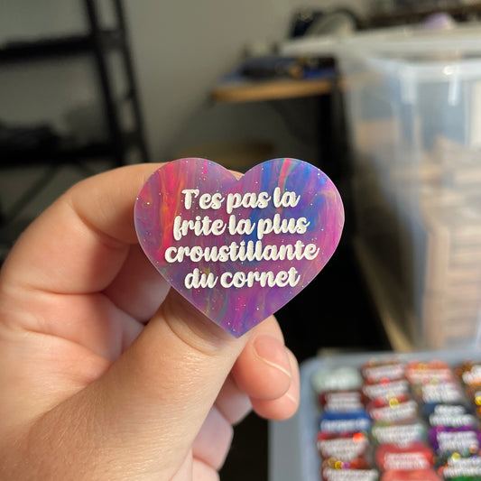 [CONTRÔLE TECHNIQUE] Broche "T'es pas la frite la plus croustillante du paquet" en acrylique semi-transparente marbrée multicolore