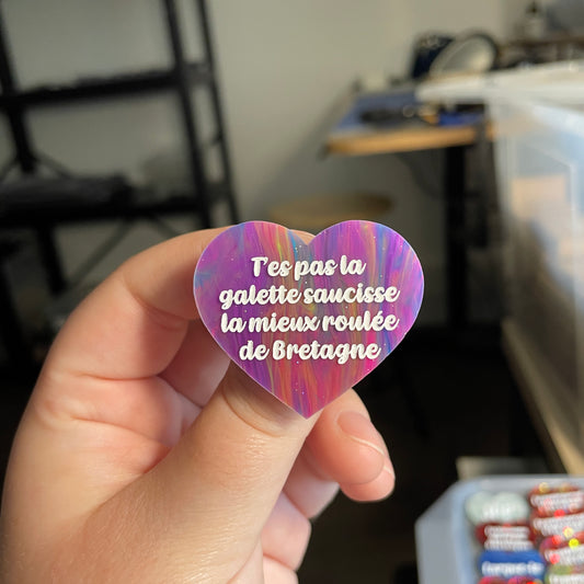 [CONTRÔLE TECHNIQUE] Broche "T'es pas la galette saucisse la mieux roulée de Bretagne" en acrylique semi-transparente marbrée multicolore
