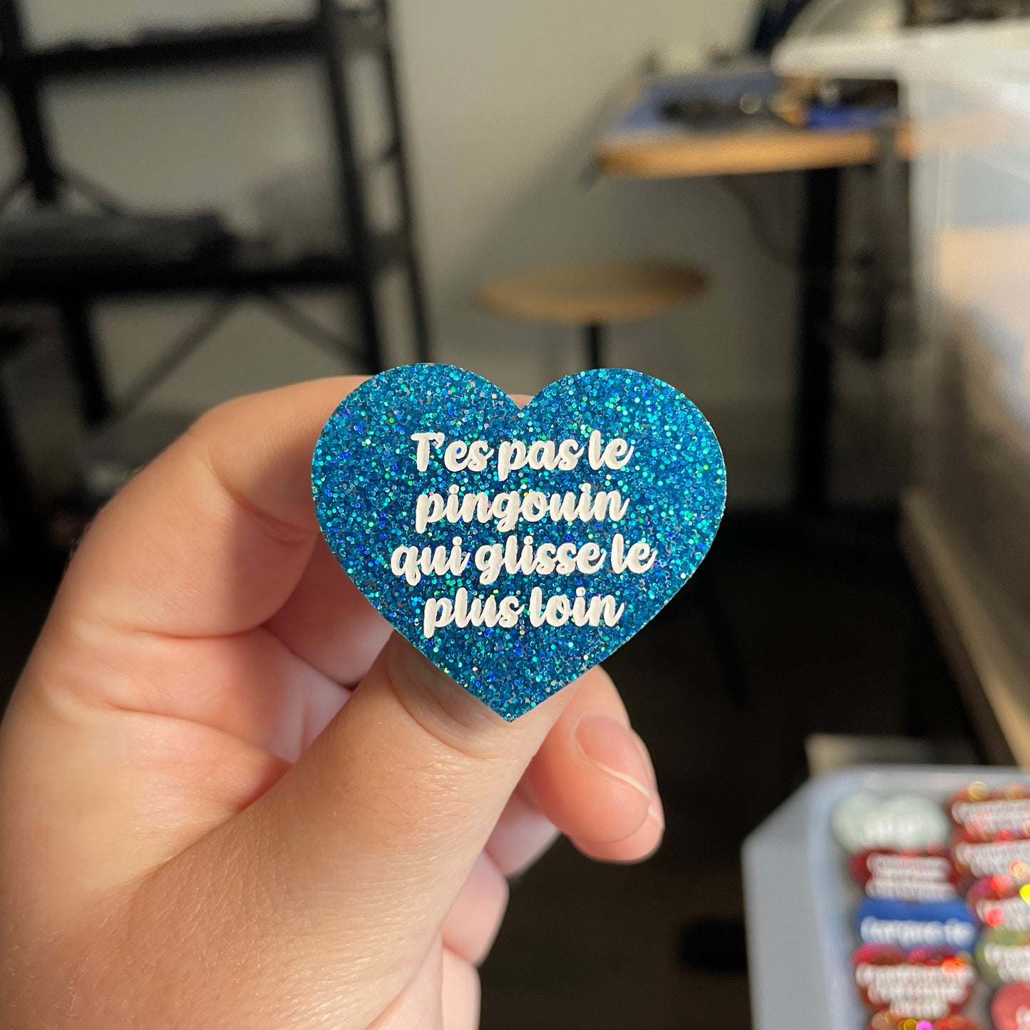 [CONTRÔLE TECHNIQUE] Broche "T'es pas le pingouin qui glisse le plus loin" en acrylique à paillettes bleues