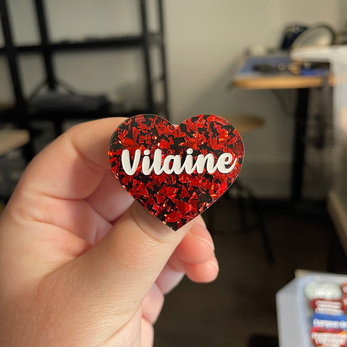 [CONTRÔLE TECHNIQUE] Broche "Vilaine" en acrylique noire avec des éclats de confettis rouges