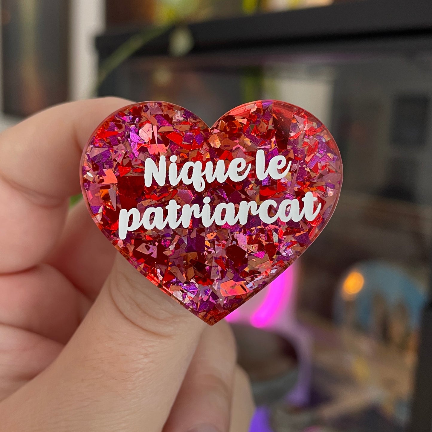 Broche "Nique le patriarcat" en acrylique à gros confettis rouges/roses
