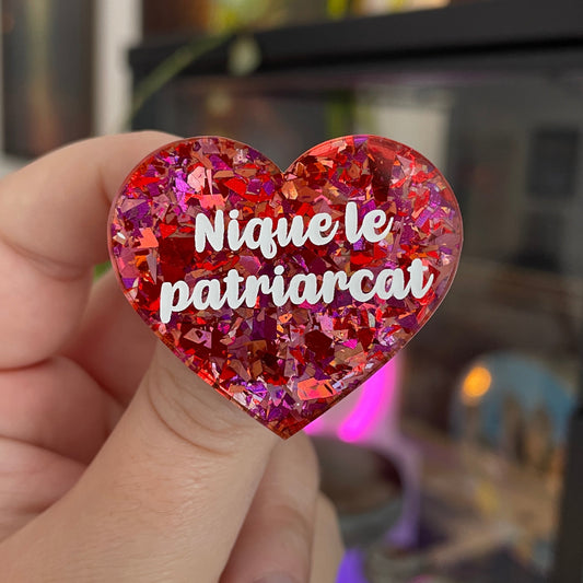 Broche "Nique le patriarcat" en acrylique à gros confettis rouges/roses