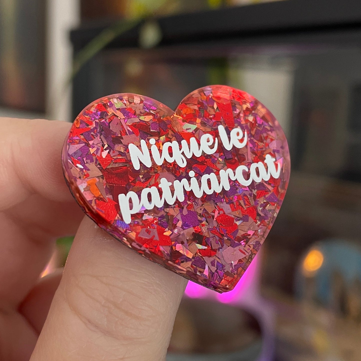 Broche "Nique le patriarcat" en acrylique à gros confettis rouges/roses
