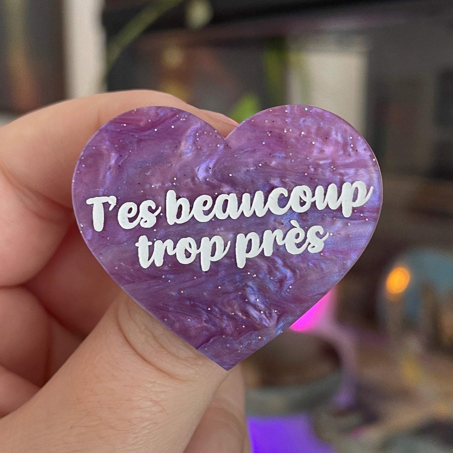 Broche "T'es beaucoup trop près" en acrylique marbrée violette à paillettes
