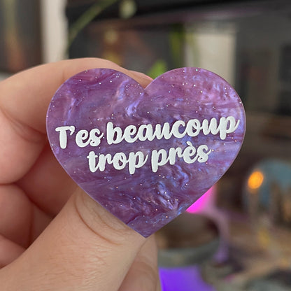 Broche "T'es beaucoup trop près" en acrylique marbrée violette à paillettes