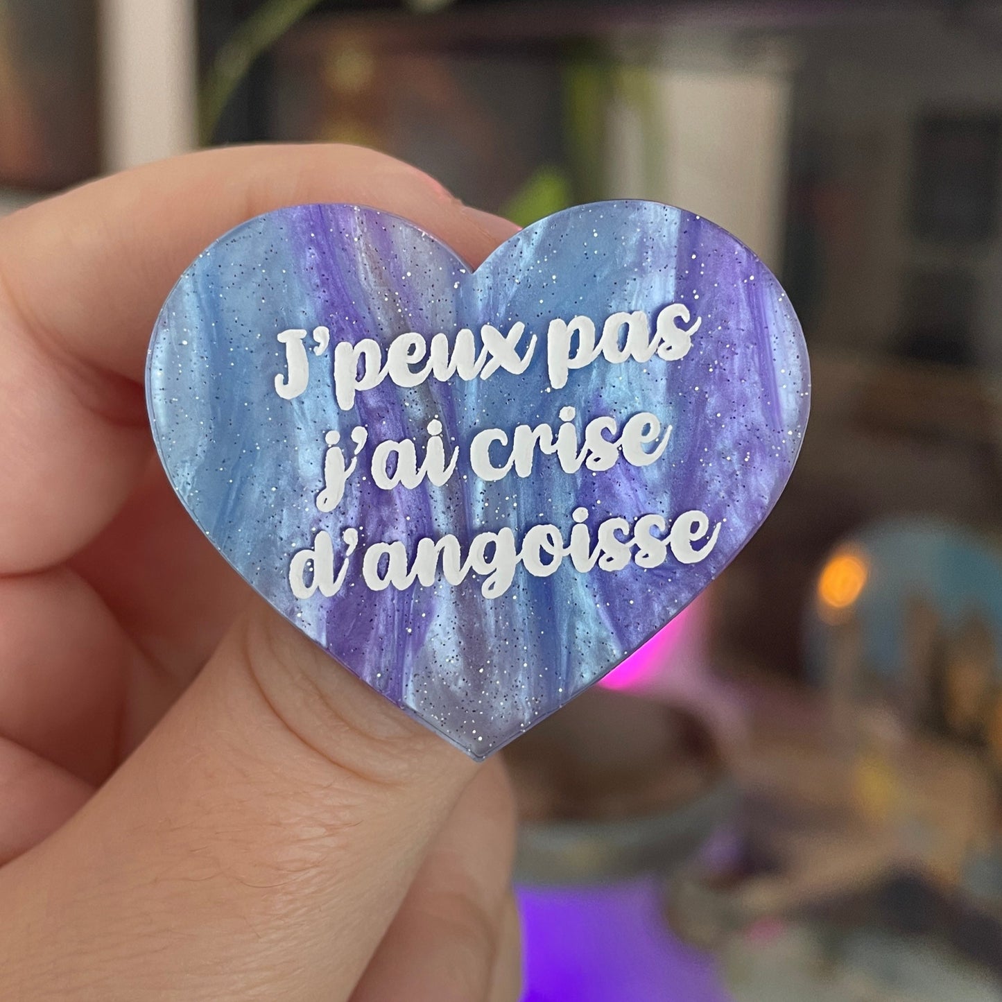 Broche "J'peux pas j'ai crise d'angoisse" en acrylique marbrée bleue et violette à paillettes