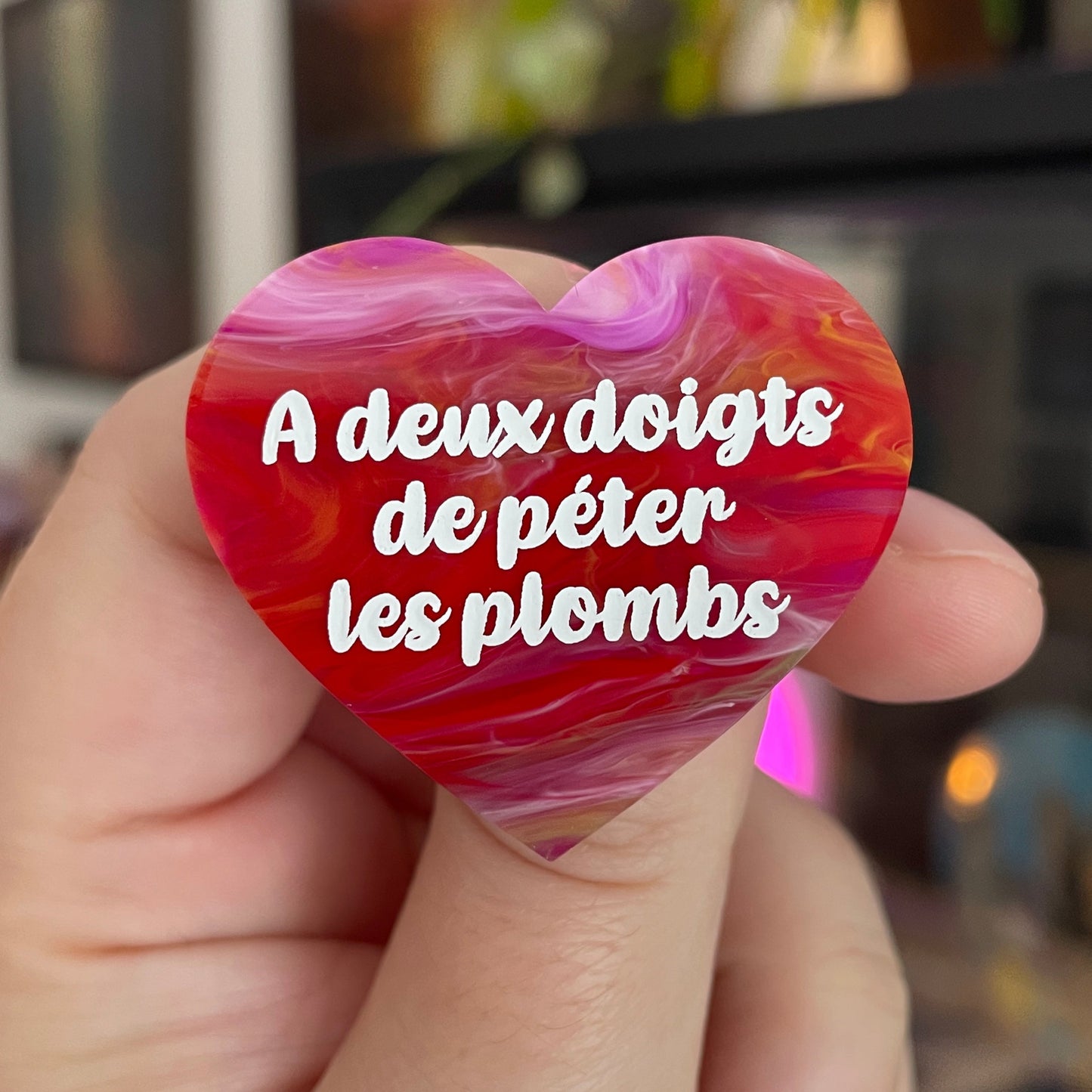 Broche "A deux doigts de péter les plombs" en acrylique marbrée rouge multicolore