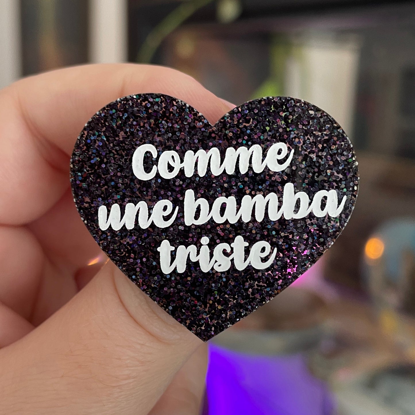 Broche "Comme une bamba triste" en acrylique à paillettes noires holographiques