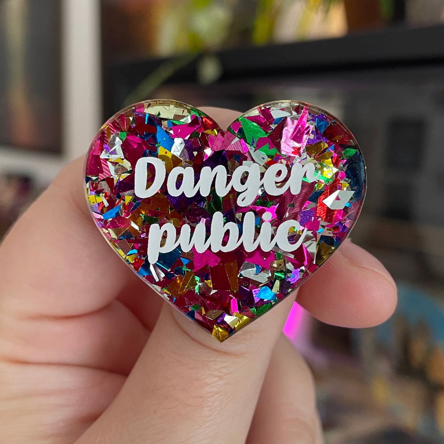 Broche "Danger public" en acrylique transparente à gros confettis roses et multicolores