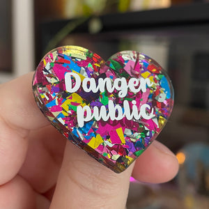 Broche "Danger public" en acrylique transparente à gros confettis roses et multicolores