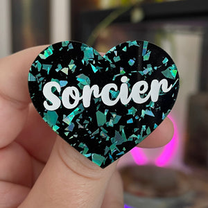 [MASCULIN] Broche "Sorcier" en acrylique noire à confettis galactiques turquoise