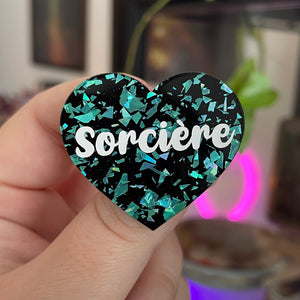 Broche "Sorcière" en acrylique à confettis turquoise galactiques