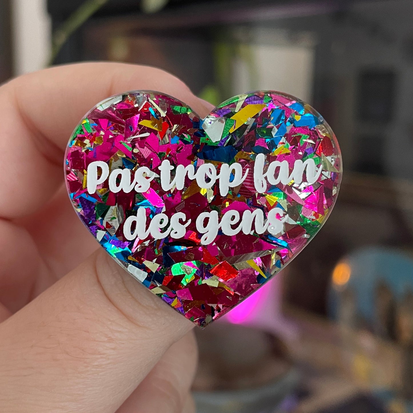 Broche "Pas trop fan des gens" en acrylique avec des éclats de confettis roses et multicolores