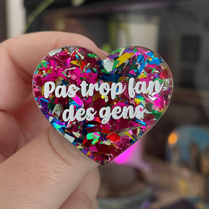Broche "Pas trop fan des gens" en acrylique avec des éclats de confettis roses et multicolores