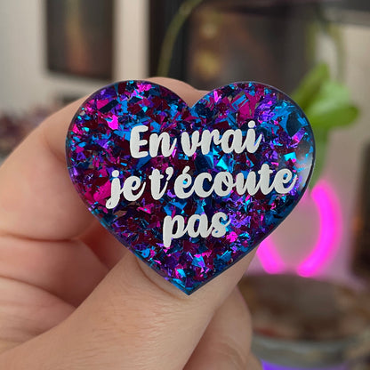 Broche "En vrai je t'écoute pas" en acrylique à confettis bleus et roses