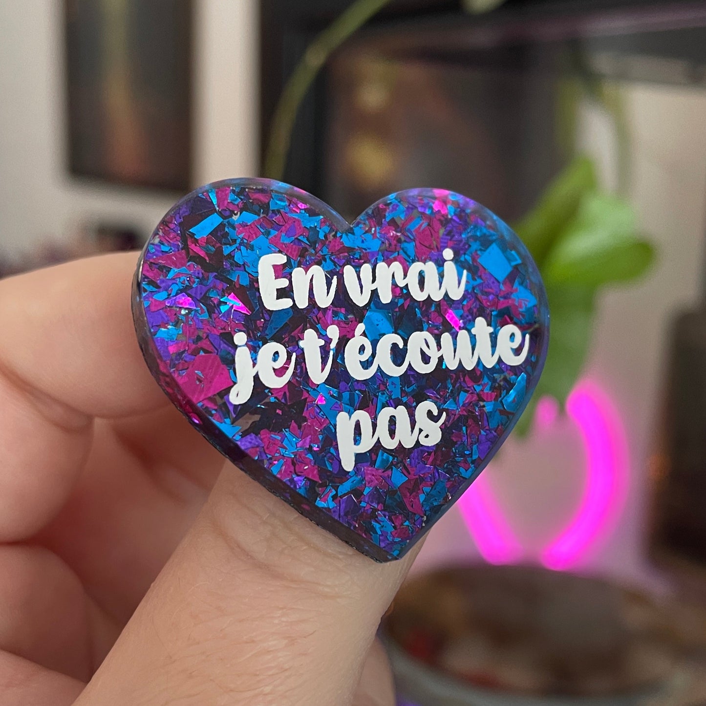 Broche "En vrai je t'écoute pas" en acrylique à confettis bleus et roses