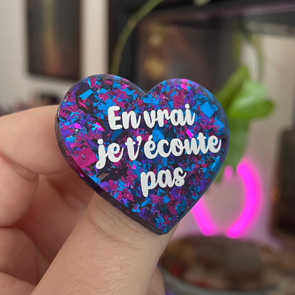 Broche "En vrai je t'écoute pas" en acrylique à confettis bleus et roses