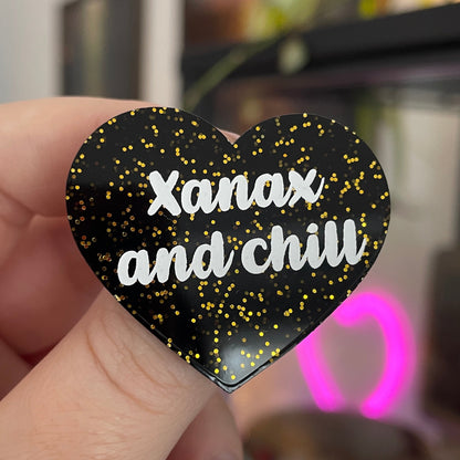 Broche "Xanax and chill" en acrylique noire à paillettes dorées