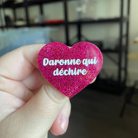 Broche "Daronne qui déchire" en acrylique à paillettes roses