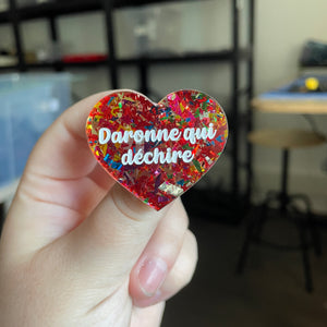 Broche "Daronne qui déchire" en acrylique transparente avec des éclats de confettis rouges et multicolores