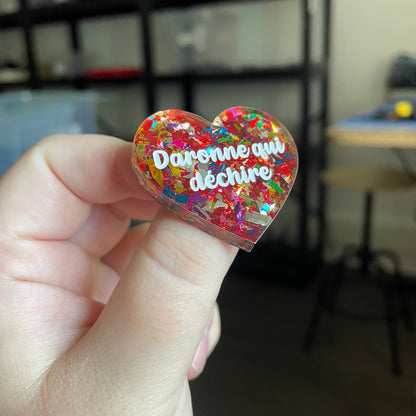 Broche "Daronne qui déchire" en acrylique transparente avec des éclats de confettis rouges et multicolores