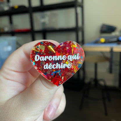 Broche "Daronne qui déchire" en acrylique transparente avec des éclats de confettis rouges et multicolores