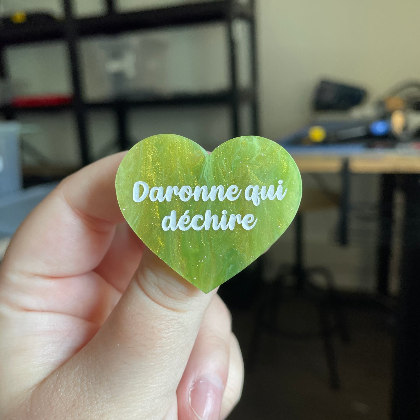 Broche "Daronne qui déchire" en acrylique marbrée verte et dorée à paillettes